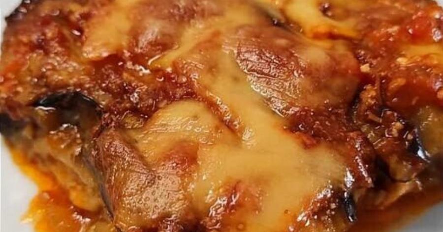 Μελιτζάνες στο φούρνο με σάλτσα και τυριά – Εύκολη και πεντανόστιμη συνταγή