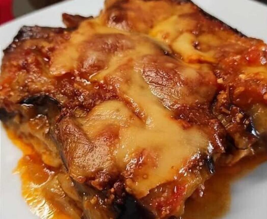 Μελιτζάνες στο φούρνο με σάλτσα και τυριά – Εύκολη και πεντανόστιμη συνταγή