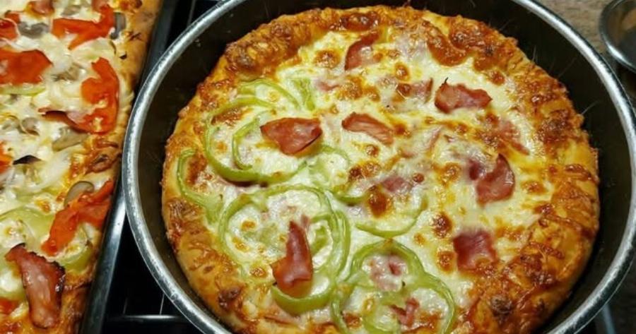 Σπιτική πίτσα στο ταψί που δεν έχει να ζηλέψει τίποτα από πιτσαρία – Αφράτη ζύμη και πλούσια γέμιση