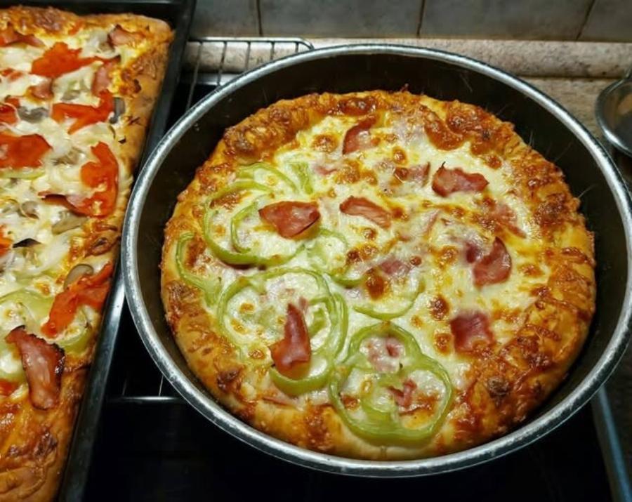 Σπιτική πίτσα στο ταψί που δεν έχει να ζηλέψει τίποτα από πιτσαρία – Αφράτη ζύμη και πλούσια γέμιση