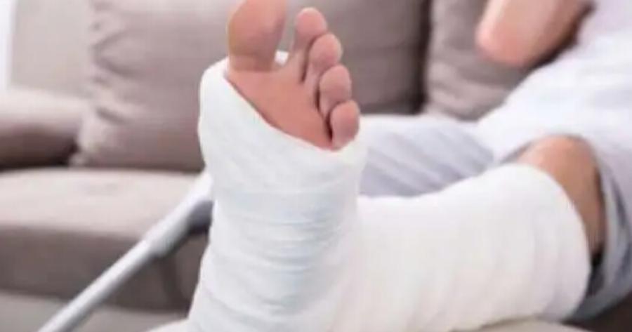 Ντράπηκε κι η ντροπή: Νοσοκομείο δεν είχε γύψο κι έβαλε το σπασμένο πόδι ασθενή σε χάρτινο κουτί