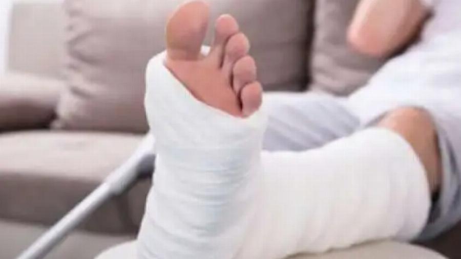 Ντράπηκε κι η ντροπή: Νοσοκομείο δεν είχε γύψο κι έβαλε το σπασμένο πόδι ασθενή σε χάρτινο κουτί