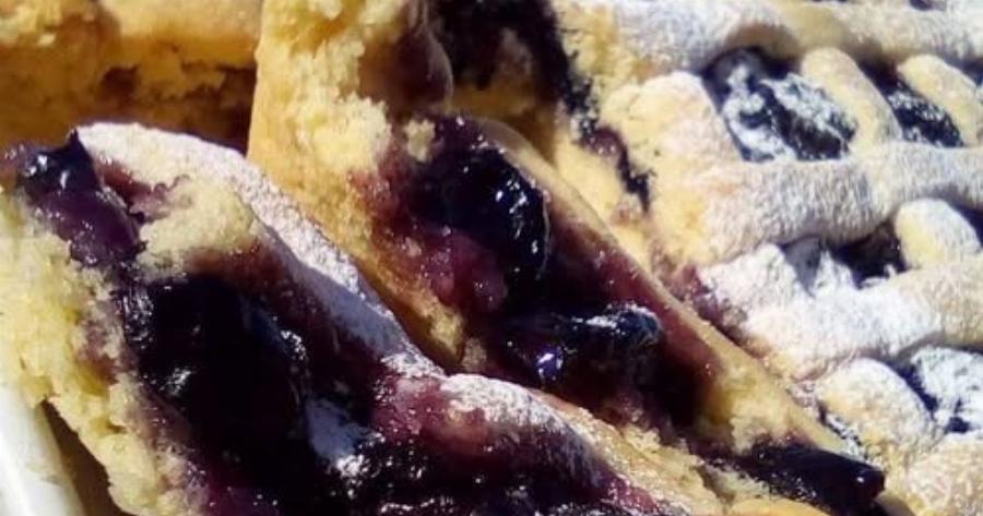 Η πιο τραγανή πάστα φλώρα με βύσσινο – Το γλυκό ταψιού που μοσχοβολά βούτυρο