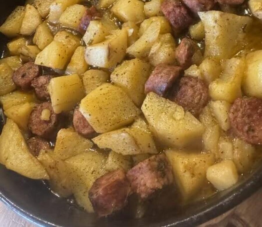 Πατάτες με λουκάνικα στο φούρνο – το πιο εύκολο φαγητό