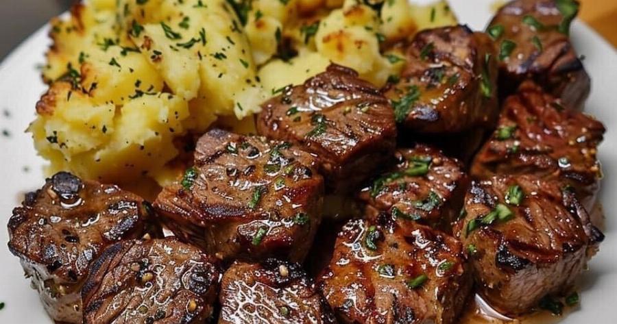 Μπουκιές μπριζόλας με βούτυρο σκόρδου και σπαστές πατάτες με τυρί – σκέτη απόλαυση