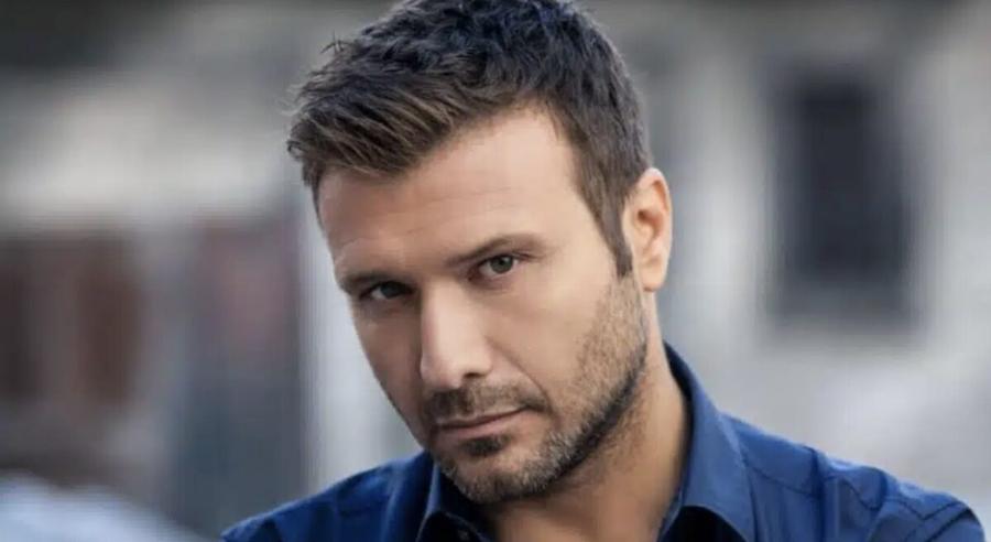 Αuτός είναι ο πασίγνωστος Έλληνας τραγουδιστής που έκανε μήνυση σε γυναίκα θαυμάστρια του