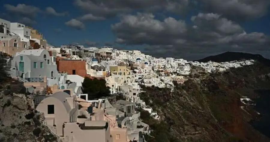 ΑΠΙΣΤΕΥΤΟΣ ΕΦΙΑΛΤΗΣ ΣΤΗΝ ΣΑΝΤΟΡΙΝΗ!