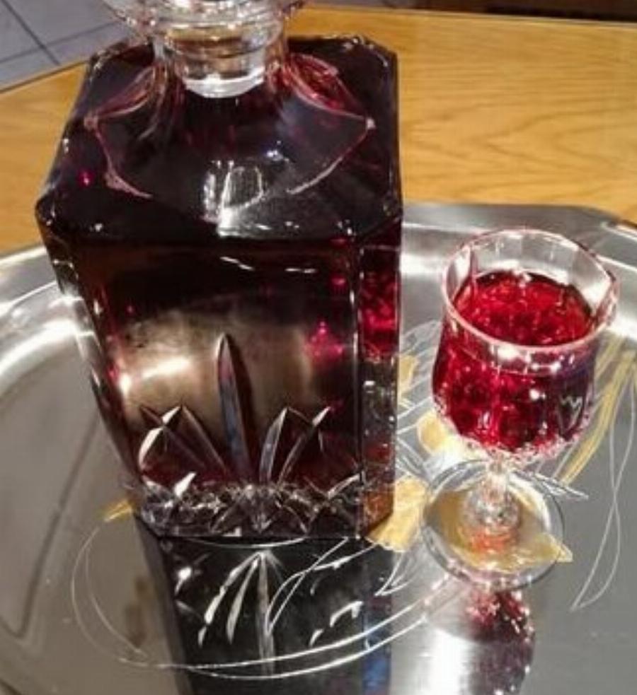 Σπιτικό λικέρ κανέλας με κόκκινο κρασί – Το πιο αρωματικό ποτό του χειμώνα!