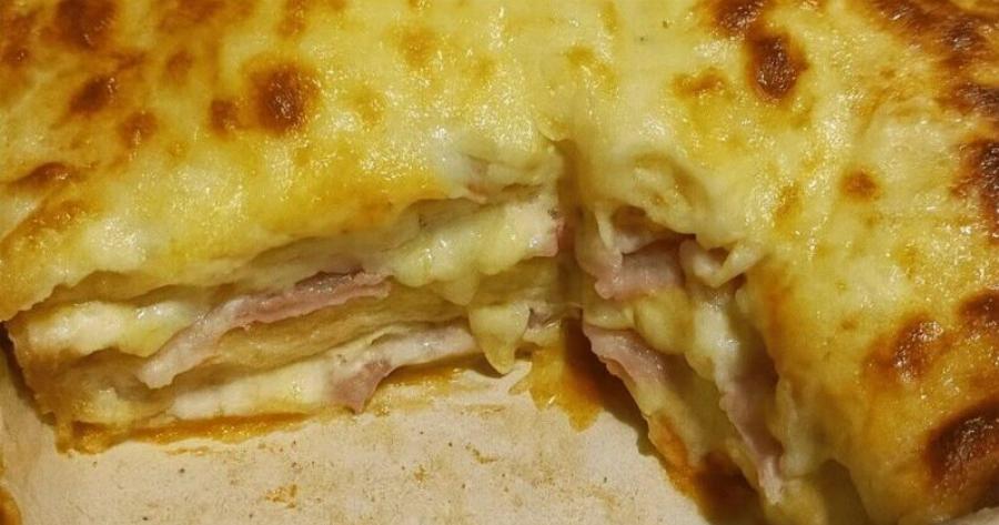 Η “Πίτα της Τεμπέλας” που θα λατρέψετε: Λιωμένα τυριά, ζουμερή σάλτσα και ψωμί του τοστ που γίνεται λουκούμι!
