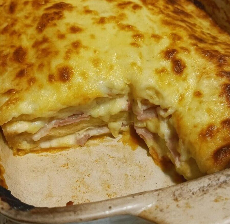 Η “Πίτα της Τεμπέλας” που θα λατρέψετε: Λιωμένα τυριά, ζουμερή σάλτσα και ψωμί του τοστ που γίνεται λουκούμι!