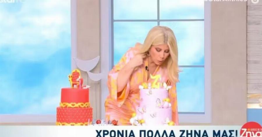 Πανıκός στο πλατό με την Ζήνα Κουτσελίνη – Πńραν φωτıά τα μαλλıά της όταν έσβηνε την τούρτα της