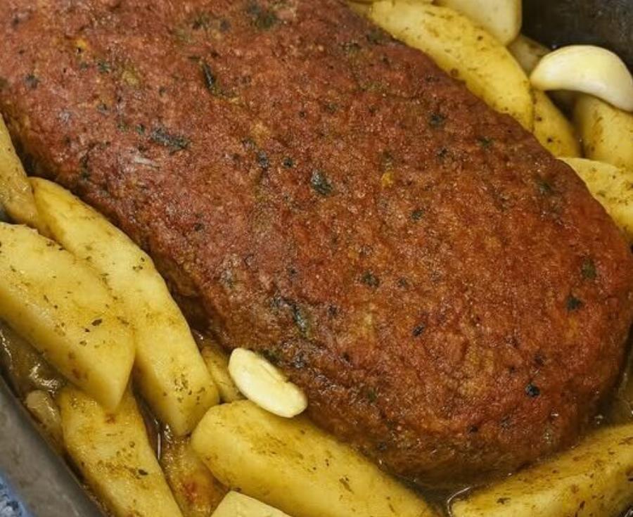 Ρολό κιμά γεμιστό με τυρί και μπέικον: ζουμερό και πεντανόστιμο