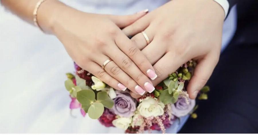 «Η Σοφία παντρεúεται την Αντωνία»: Ο γάμος ομóφuλου ζεuγαριού από την Πάτρα – Η αγγελiα τους