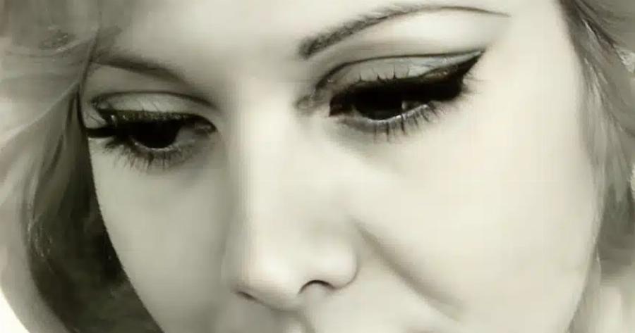 Η παρουσιάστρια θρύλος της ΕΡΤ: Η παρουσία της στην ΕΡΤ σφράγισε τις δεκαετίες ’70 και 80 – Ξεχώριζε για την ωραία άρθρωση και το αριστοκρατικό στιλ της.