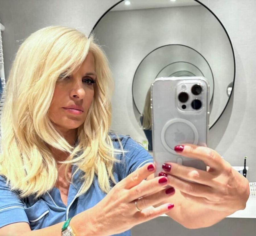 Υποκλίνεται ολόκληρη η χώρα: Η Ελένη Μενεγάκη βγήκε στα 54 της χωρίς μακιγιάζ & εντυπωσίασε με την ομορφιά της