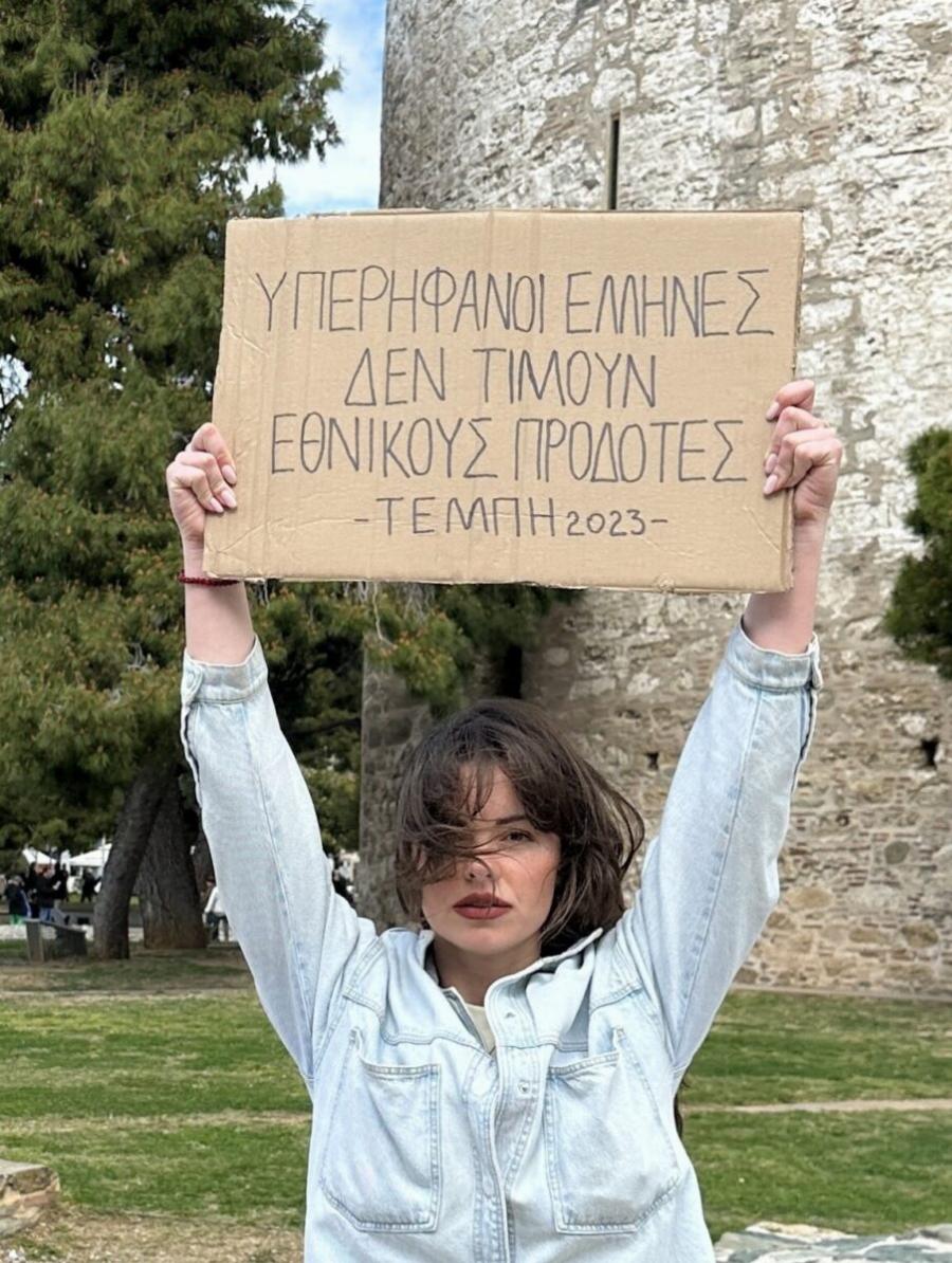 Τέμπη: Σuγκλόνισε η επıζήσασα Ευδοκία Τσαγκλή παρέλασε με πανó που κανείς άλλος δεν θα τόλμαγε να κρατńσει