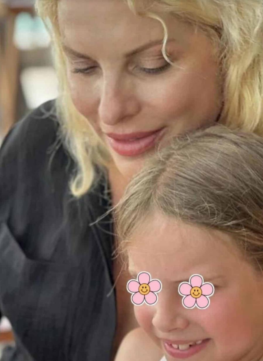 Υποκλίνεται ολόκληρη η χώρα: Η Ελένη Μενεγάκη βγήκε στα 54 της χωρίς μακιγιάζ & εντυπωσίασε με την ομορφιά της