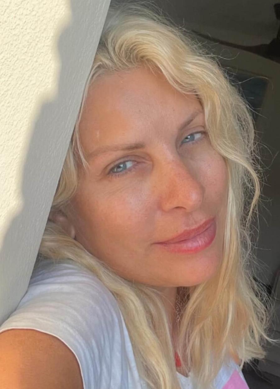 Υποκλίνεται ολόκληρη η χώρα: Η Ελένη Μενεγάκη βγήκε στα 54 της χωρίς μακιγιάζ & εντυπωσίασε με την ομορφιά της