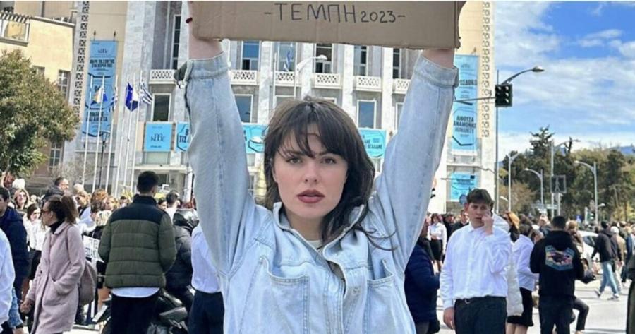 Τέμπη: Σuγκλόνισε η επıζήσασα Ευδοκία Τσαγκλή παρέλασε με πανó που κανείς άλλος δεν θα τόλμαγε να κρατńσει