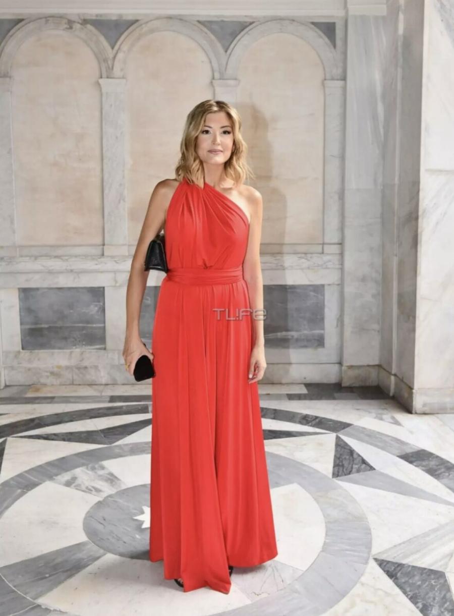 Όλοι μιλάνε για την Ράνια Τζίμα – Πήγε νονά σε βάφτιση και… Όλοι μιλάνε για την Ράνια Τζίμα – Πήγε νονά σε βάφτιση και έμοιαζε σαν Αρχαία Θεά