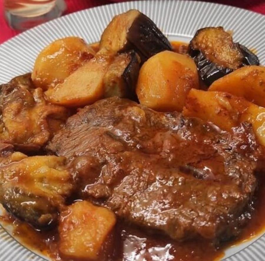 Παραδοσιακό μοσχάρι κοκκινιστό με πατάτες και μελιτζάνες