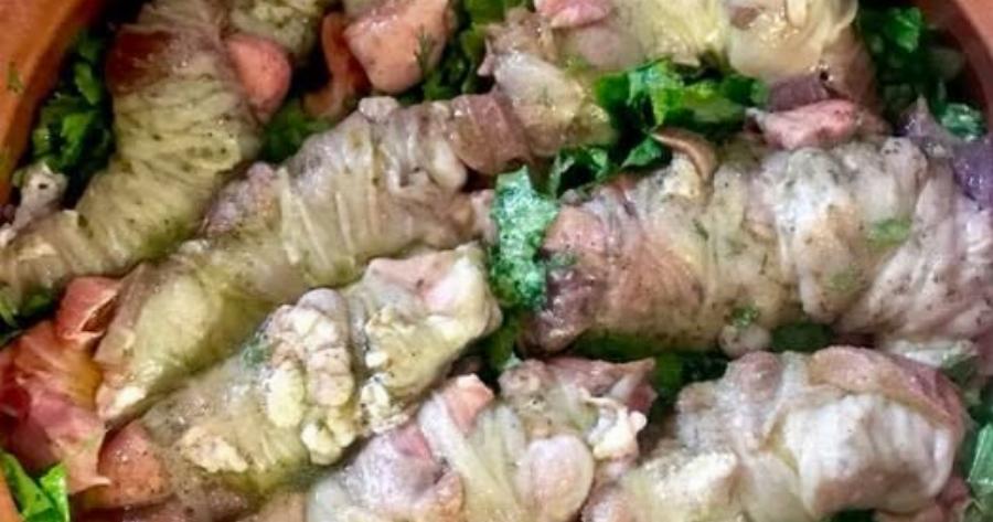 Γαρδούμπα στο πήλινο: Η παραδοσιακή συνταγή με μαρούλι και μυρωδικά