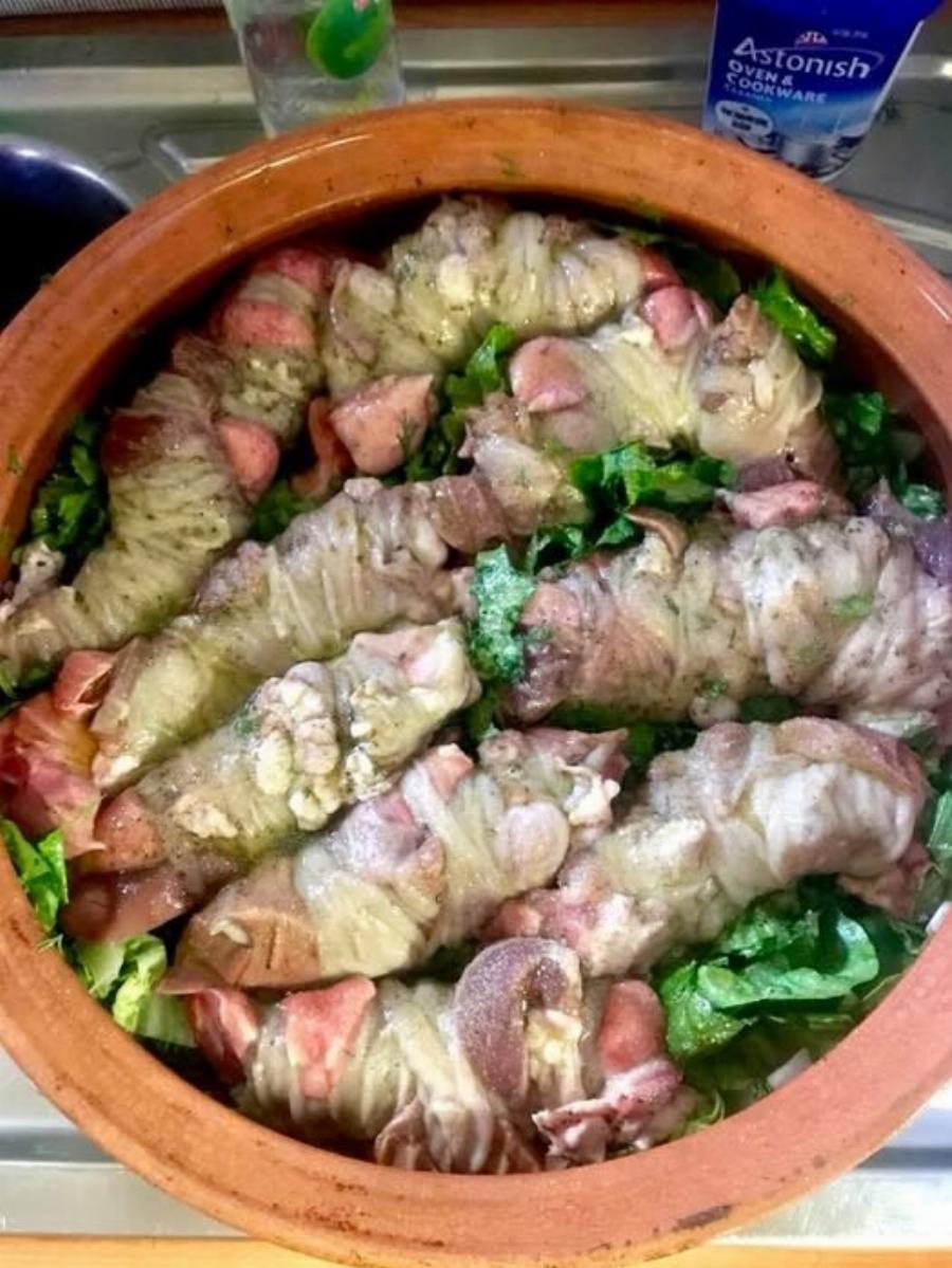 Γαρδούμπα στο πήλινο: Η παραδοσιακή συνταγή με μαρούλι και μυρωδικά