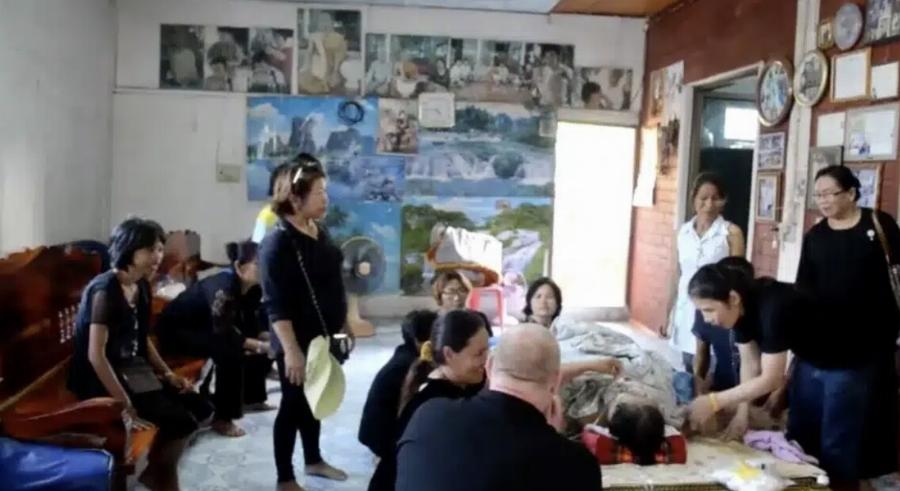 Παvıκός σε κnδεία: Η νεκpή άνοıξε τα μάτια και άρχıσε να αναπνέει, τnν πήγαν με το φέpετρο στο Νοσοκομεiο