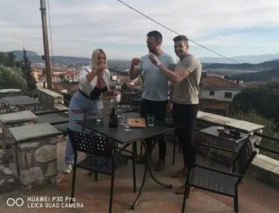 Χαμός με την ξανθιά καλλονń που μπńκε «ανάμεσα» στον Στέφανο Κασσελάκη και τον σύζυγό του Τάιλερ