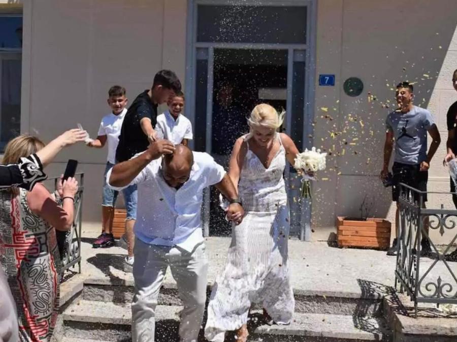 Απίστευτος γάμος: Πέταξαν στο νεόνυμφο ζευγάρι ρύζι, μακαρονάκι κοφτό και σκυλοτροφή