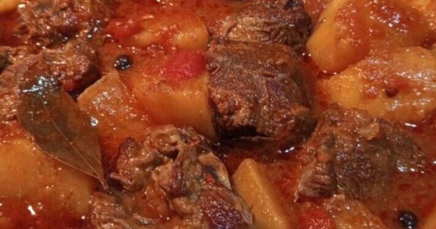 Μοσχάρι κοκκινιστό με πατάτες όπως της μαμάς