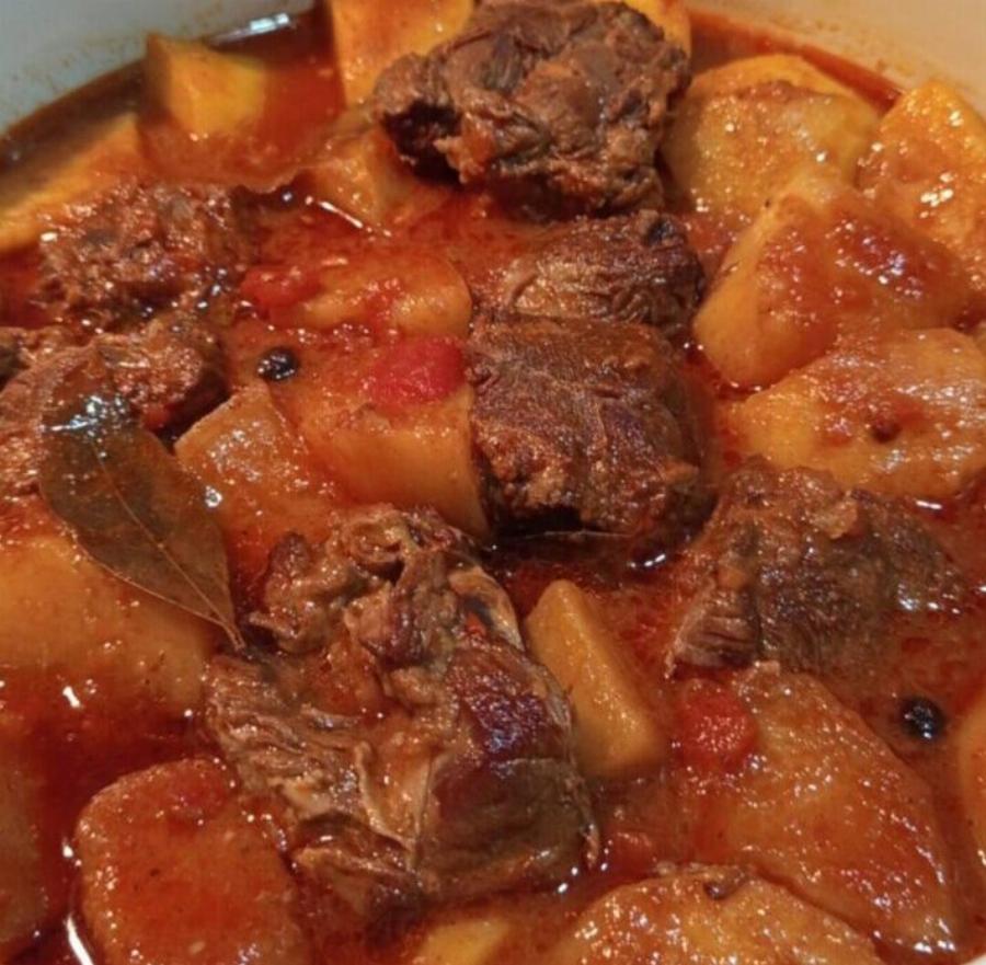 Μοσχάρι κοκκινιστό με πατάτες όπως της μαμάς