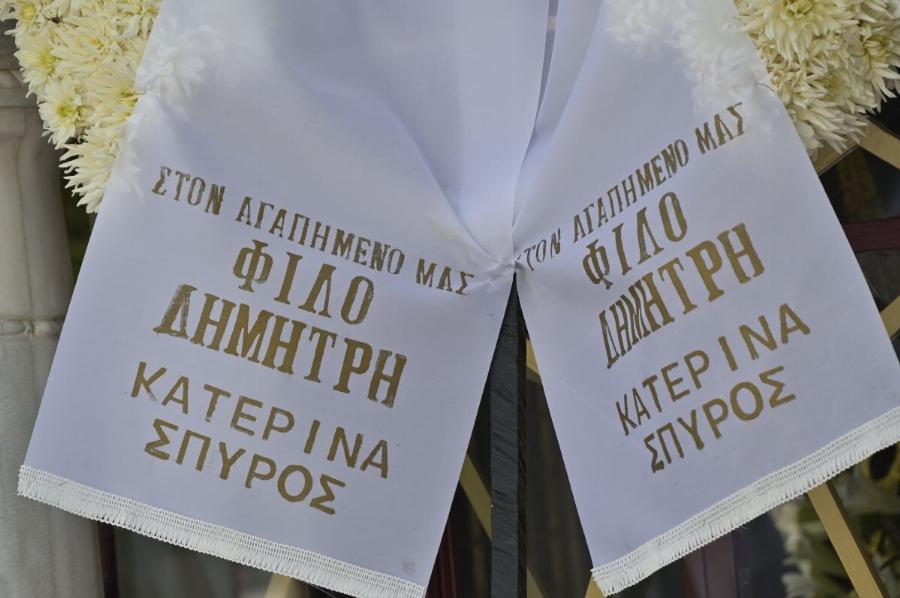 Δημήτρης Κόκοτας: Έφτασε η σορός του τραγουδιστή – «Ραγίζουν» καρδιές τα στεφάνια στην κηδεία του