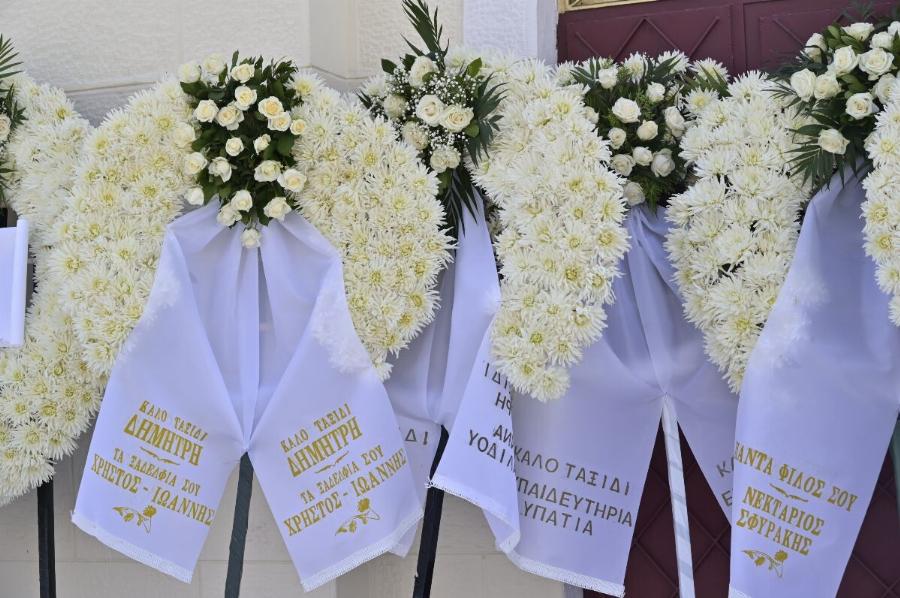 Δημήτρης Κόκοτας: Έφτασε η σορός του τραγουδιστή – «Ραγίζουν» καρδιές τα στεφάνια στην κηδεία του