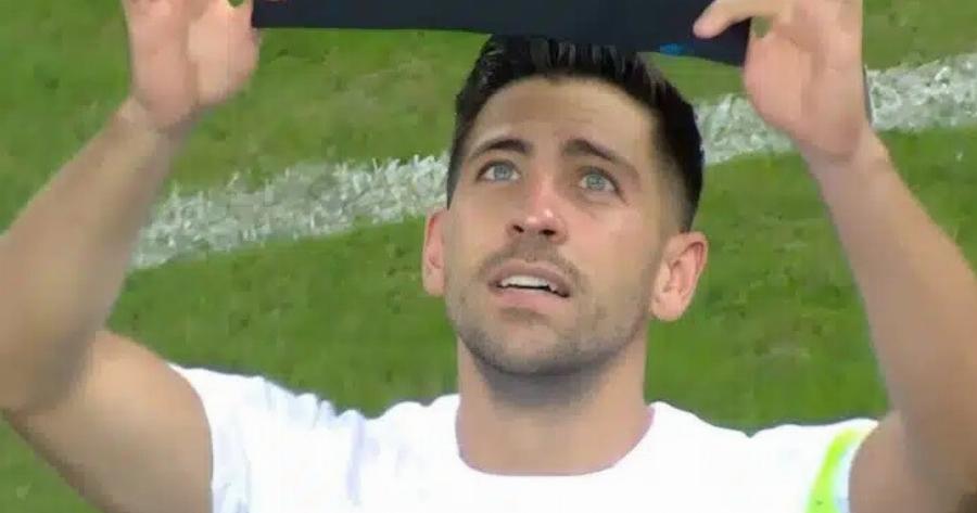 Εθνική Ελλάδος: Αφιέρωσε το γκολ στον Τζόρτζ Μπάλντοκ ο Τάσος Μπακασέτας – Φίλησε το μαύρο περιβραχιόνιο και κοίταξε τον ουρανό