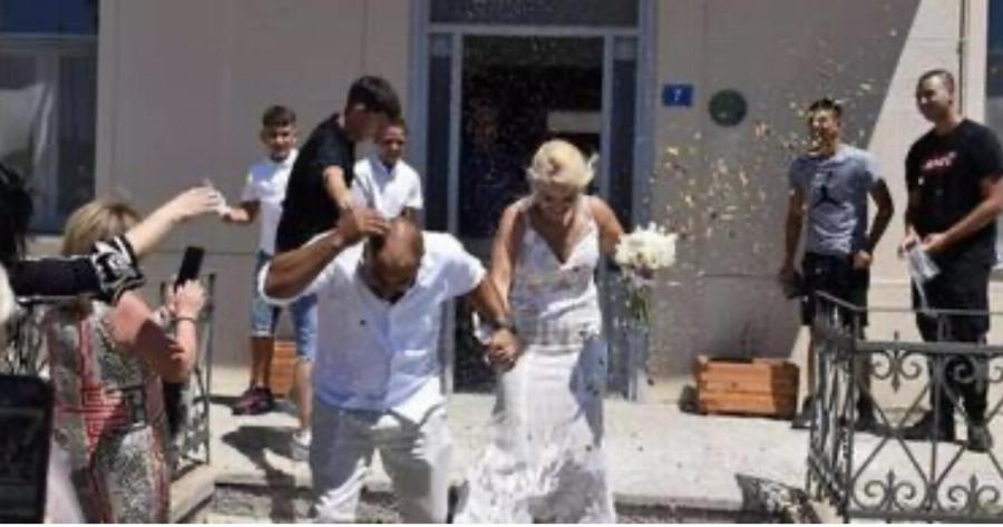 Απίστευτος γάμος: Πέταξαν στο νεόνυμφο ζευγάρι ρύζι, μακαρονάκι κοφτό και σκυλοτροφή