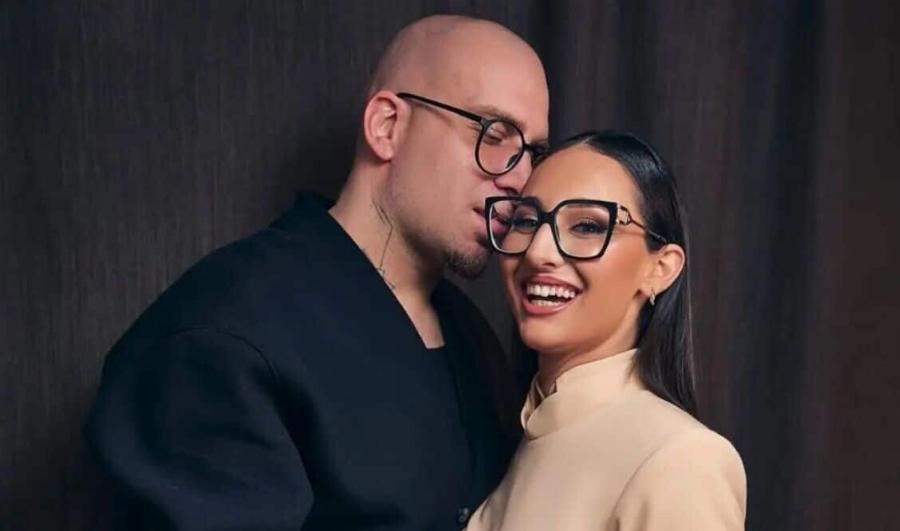 Σε σχέση με πασίγνωστο Έλληνα τραγουδιστή η Κλαυδία – Ποιος είναι