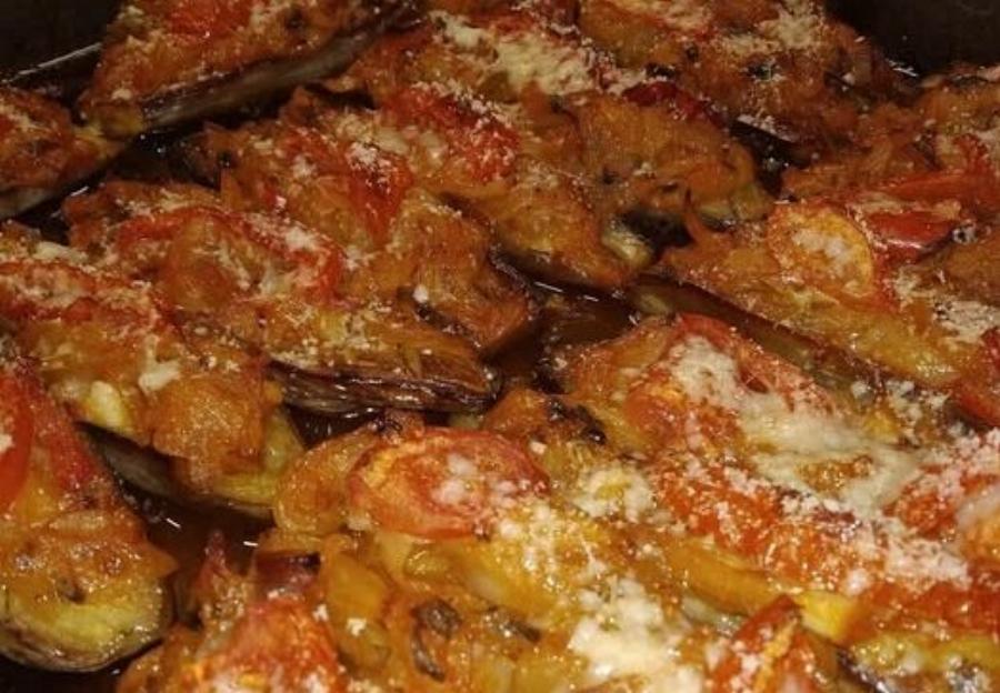 Μελιτζάνες φούρνου γεμιστές: εύκολη και πεντανόστιμη συνταγή