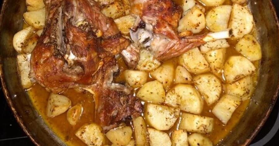 Αρνάκι στο φούρνο με πατάτες: Η εύκολη συνταγή για ζουμερό αποτέλεσμα