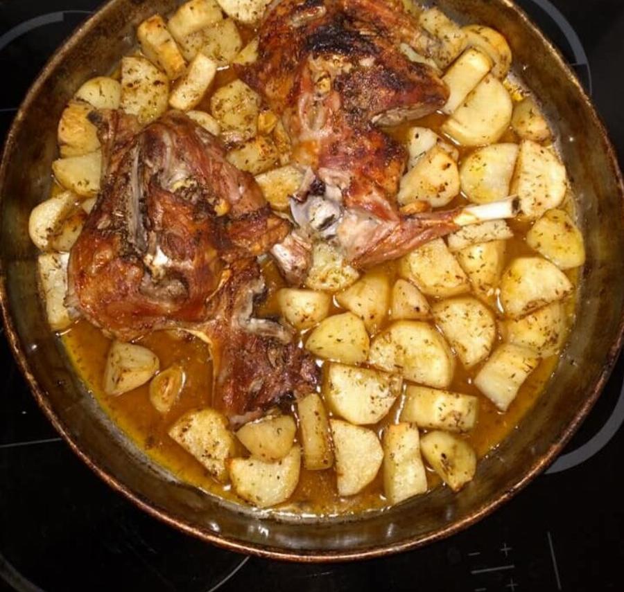 Αρνάκι στο φούρνο με πατάτες: Η εύκολη συνταγή για ζουμερό αποτέλεσμα