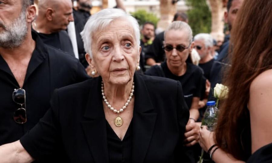 Σπαρακτικό! Μαζωνάκης: Αυτό ήταν το τελευταίο δώρο που έκανε στη μητέρα του – Η συμβολική κίνηση της κυρίας Κλειώς που δεν κατάλαβε κανείς