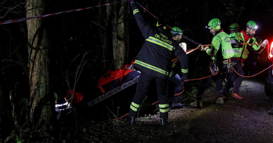 Τραγωδία-Σοκ: Άνοιξε τρύπα στη μέση του δρόμου και τους κατάπιε η άσφαλτος – 2 Νεκροί