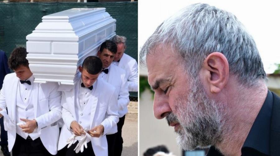 Κηδεία Μαστροκώστα: Έφτασε η σορός – Τραγικές φιγούρες ο Δέλλας και η μητέρα της (Φωτογραφίες)