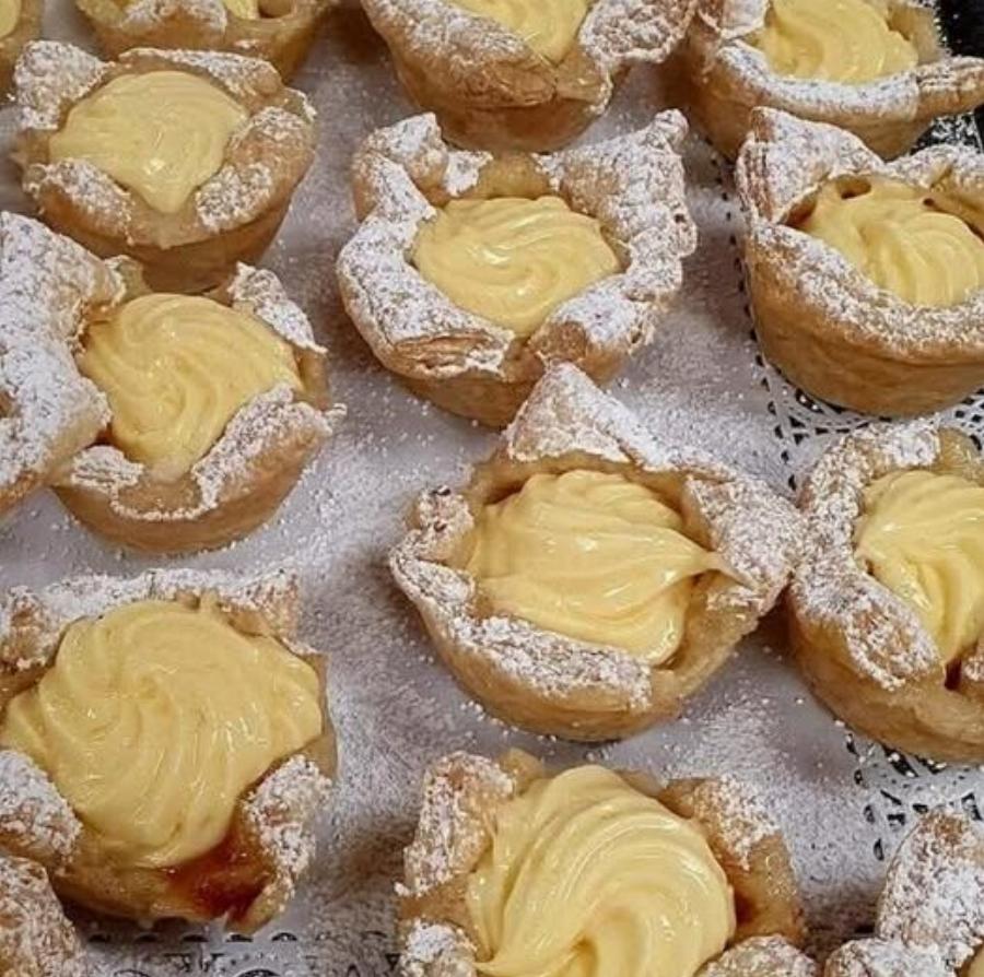 Σφολιατάκια με κρέμα πατισερί – Το πιο εύκολο γλυκάκι που θα λατρέψετε!