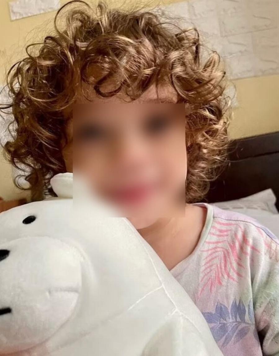 Πανέμορφη με σγουρά μαλλάκια: Η κόρη της Κάρολαιν έχει μεγαλώσει – Η πρώτη φωτογραφία της δύο χρόνια μετά τη δολοφονία της μητέρας της