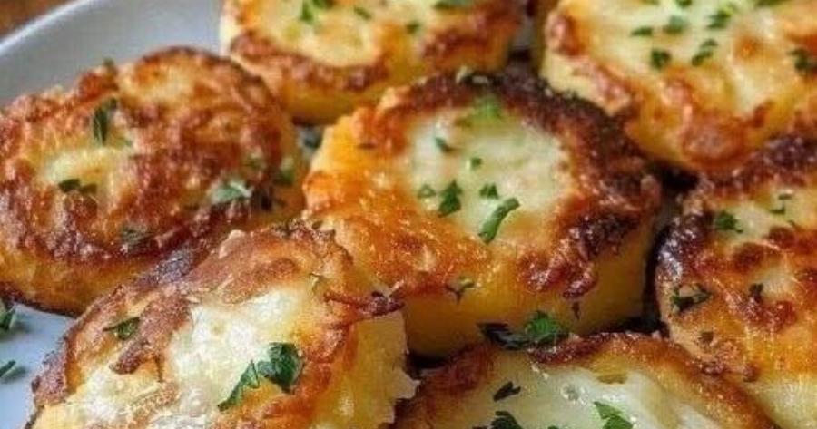 Ψητές πατάτες με τυρί: Τραγανή και εύκολη συνταγή φούρνου
