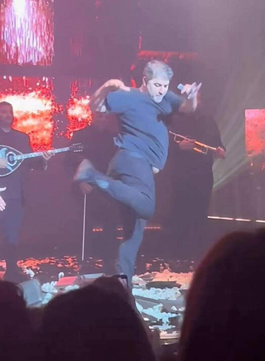 Βασίλης Μπισμπίκης: Χόρεψε νέο ζεϊμπέκικο μπροστά στη Δέσποινα Βανδή – Βίντεο