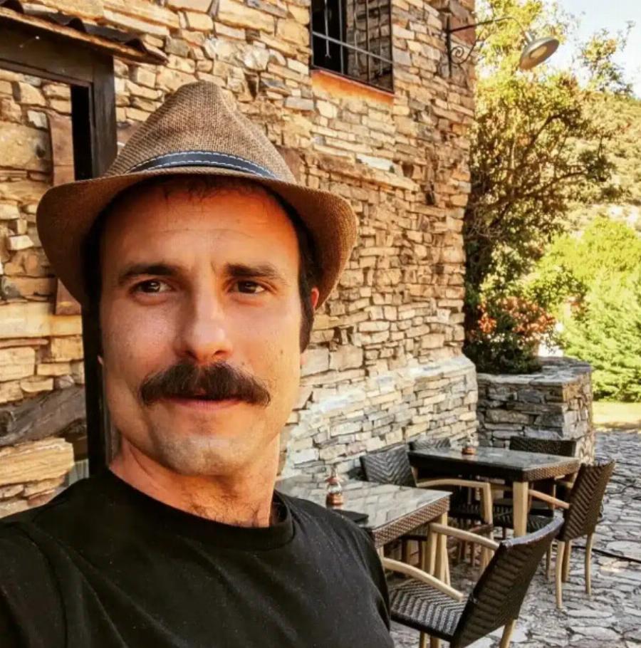 Σοκ και θρήνος: Νεκρός ξαφνικά στα 41 του αγαπημένος ηθοποιός πασίγνωστης σειράς, κατέρρευσε στην παραλία