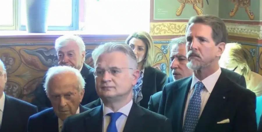 Υποδέχτηκαν με τιμές τον Παύλο Ντε Γκρες στην Μάνη: «Οι τίτλοι δεν πεθαίνουν – Υποδέχομαι τον πρίγκιπα»