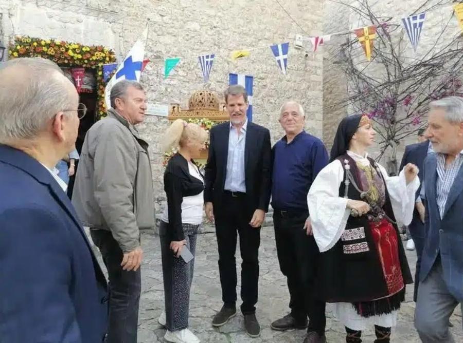 Υποδέχτηκαν με τιμές τον Παύλο Ντε Γκρες στην Μάνη: «Οι τίτλοι δεν πεθαίνουν – Υποδέχομαι τον πρίγκιπα»